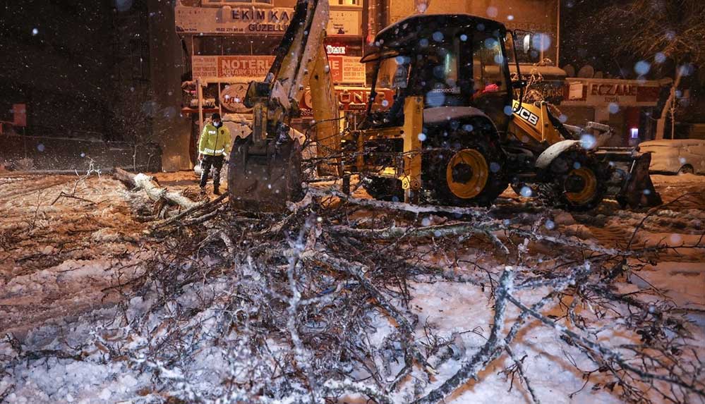 İstanbul'da yoğun kar yağışı: Bazı bölgelerde ağaçlar devrildi