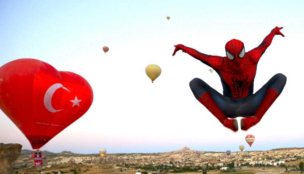 Kapadokya'yı gezen 'Örümcek Adam' turistlerin ilgi odağı oldu