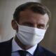Macron salgın önlemlerini anlatırken maskesini çıkarınca tepki aldı