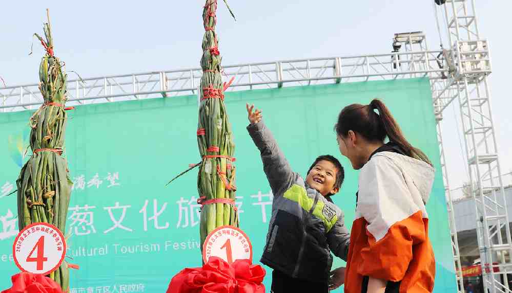 2.53 metre uzunluğunda yeşil soğan yetiştirdi, Guinness rekoru kırdı