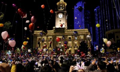 Koronavirüsün ilk çıktığı Vuhan'da binlerce kişi şehir merkezinde yeni yılı kutladı
