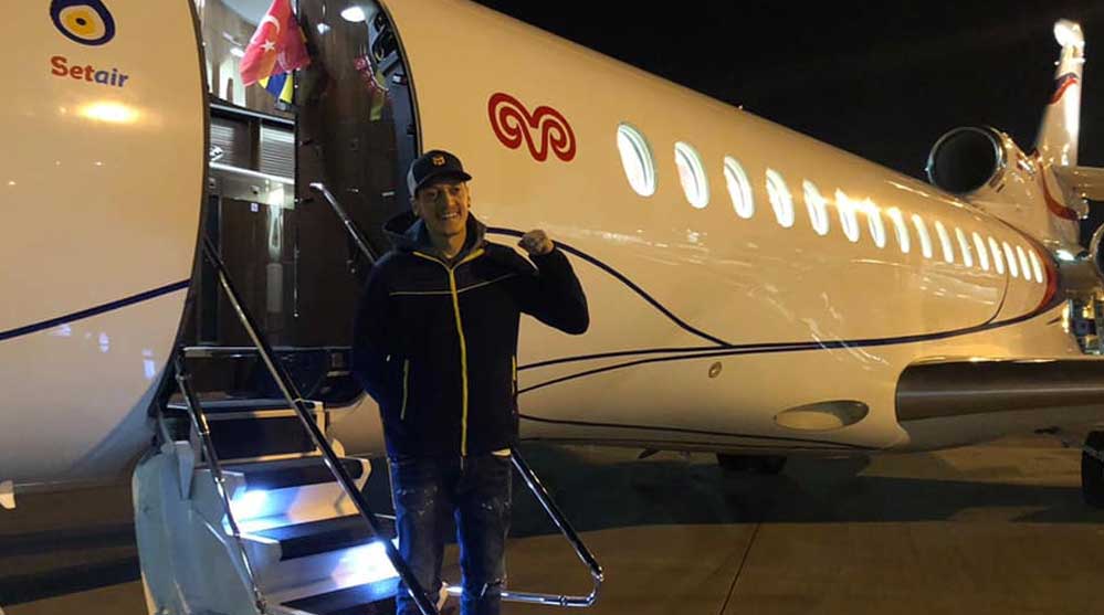 Fenerbahçe Mesut Özil'i özel uçakla İstanbul'a getiriyor. Özil ailesinin ilk fotoğrafları geldi...