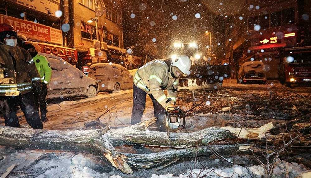 İstanbul'da-yoğun-kar-yağışı--Bazı-bölgelerde-ağaçlar-devrildi-1