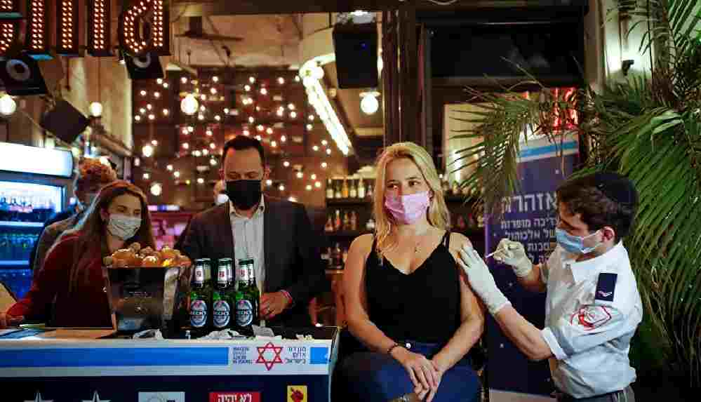 İsrail'de 'aşı olana içki hediye' kampanyası