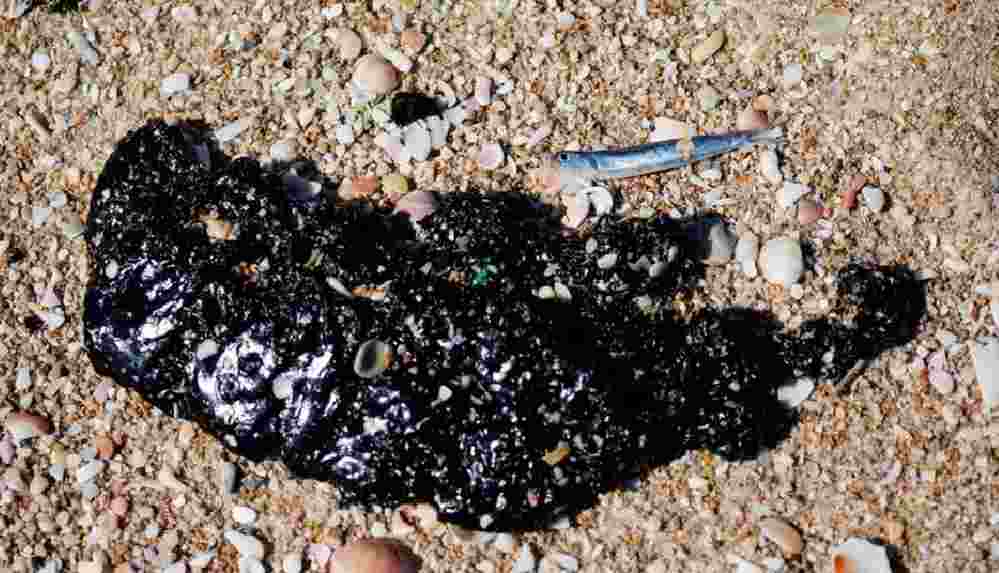İsrail'de çevre felaketi: Akdeniz'den gelen öbek öbek katran sahile vurdu