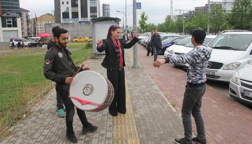 'Boşandım'-diye-davul-zurna-çaldıran-kadın,-şimdi-de-uzaklaştırma-kararı-aldırdı