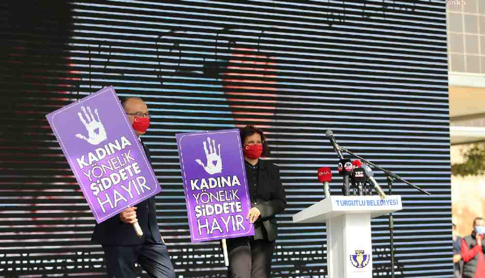 Kadın cinayeti kurbanlarının isimleri Turgutlu'da tribünlere asıldı