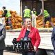 İstanbul Vali Yardımcısı patates ve soğanları il sınırında törenle karşıladı