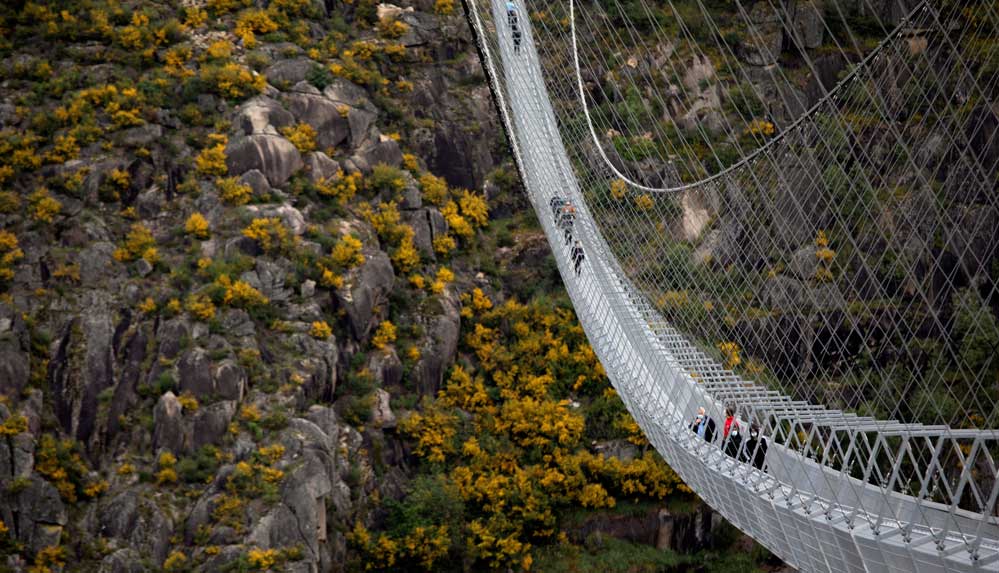 Portekiz dünyanın en uzun asma yaya köprüsünü kullanıma açıyor