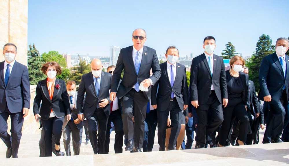 Muharrem-İnce-parti-heyeti-ile-birlikte-Anıtkabir'i-ziyaret-etti