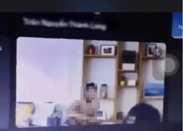 Kamerasını açık unutan öğrenci online ders sırasında seks yaptı