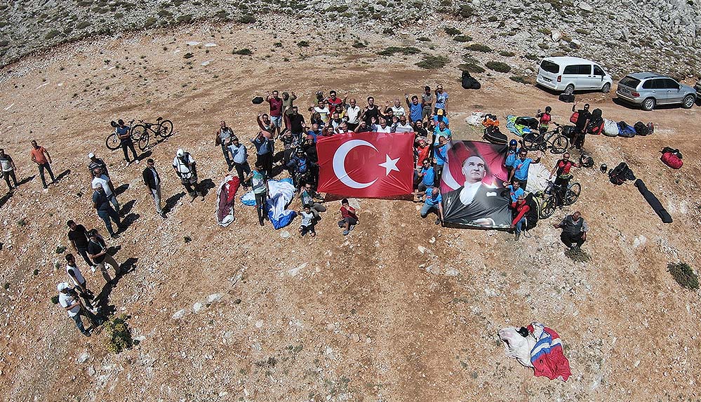 Gökyüzünde Türk bayrağı ve Atatürk posteri açarak 30 Ağustos'u kutladılar