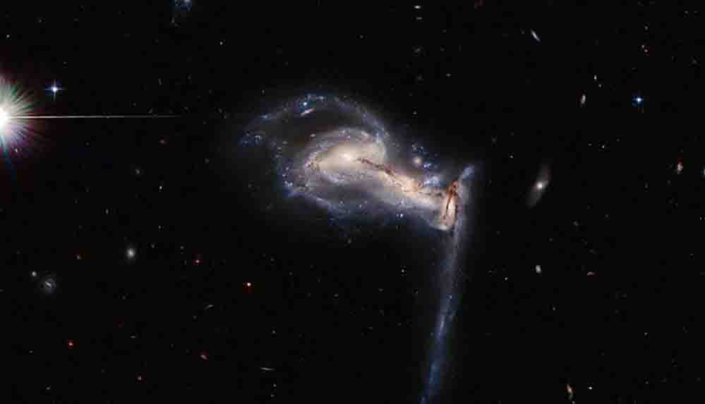 Hubble Uzay Teleskobu, 'kardeş kavgasına tutuşan' galaksileri görüntüledi