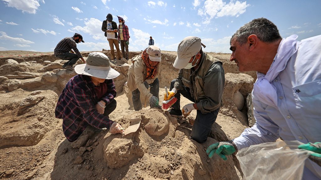 Çavuştepe Kalesi'nde bulunan 45 urne arkeologlarca mercek altına alındı