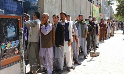 Afganistan'da nakit yetersizliği nedeniyle banka önünde kuyruklar oluşmaya devam ediyor