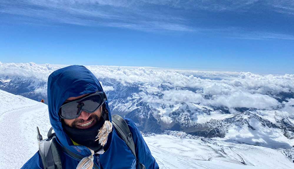 Türk dağcı Alpay Korkmaz Avrupa'nın en yüksek dağı Elbruz'a tırmandı