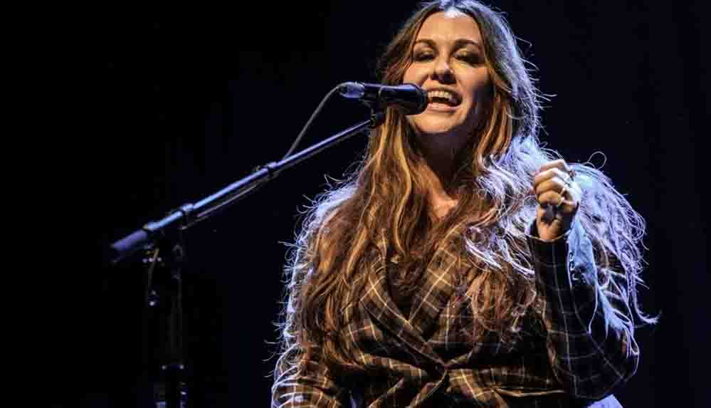 Şarkıcı Alanis Morissette, 15 yaşında cinsel taciz uğradığını açıkladı