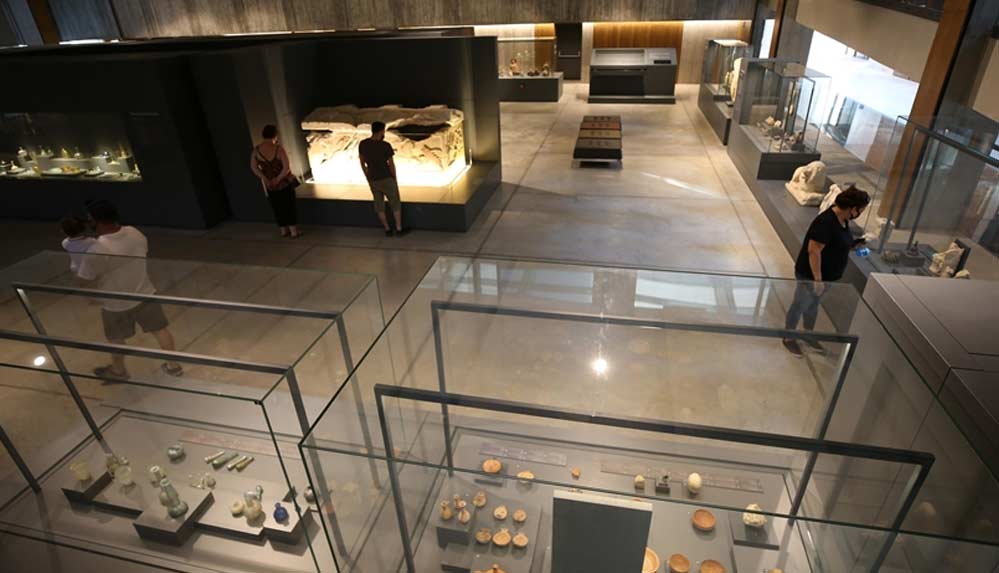 Troya Müzesi'nde açılan sergi, kazıların 150 yıllık geçmişini belgelerle anlatıyor