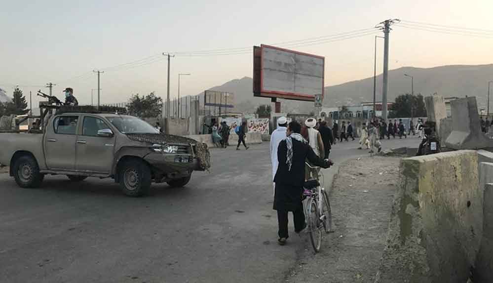 Kabil'de caminin girişinde düzenlenen bombalı saldırıda 2 kişi öldü, 4 kişi yaralandı