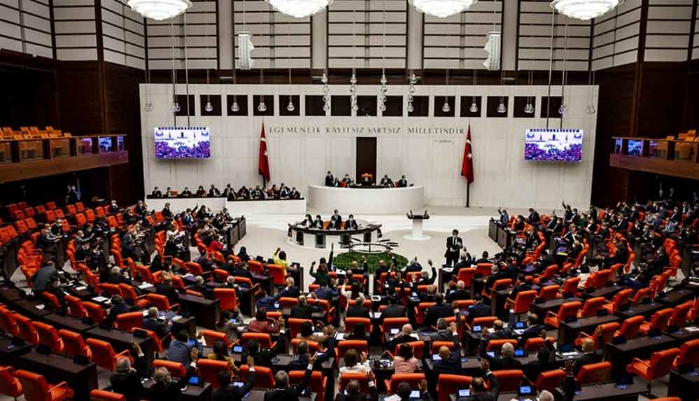 En düşük emekli maaşının net asgari ücret tutarında olması teklifi AKP oylarıyla reddedildi