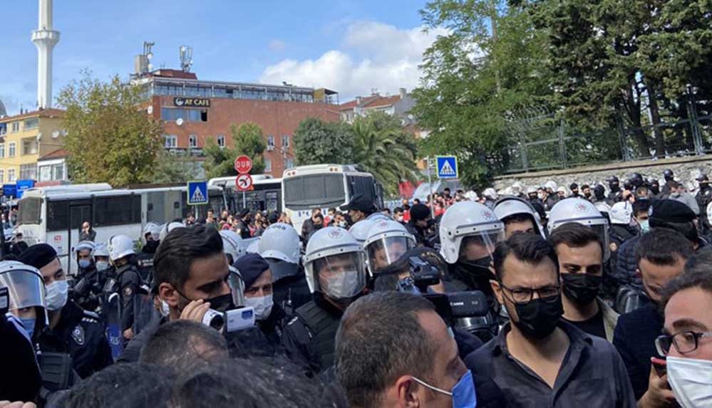 Tutuklamaları protesto eden Boğaziçili öğrenciler gözaltına alındı
