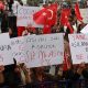 Kovid-19 aşısı karşıtları, İzmir'de miting düzenledi