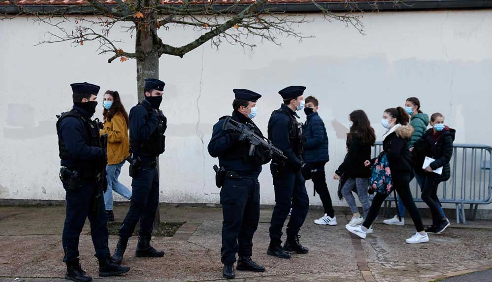 Fransa'da polis ilkokulda maske zorunluluğunu protesto eden annelere biber gazı sıktı