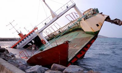 Maltepe'de karaya oturan gemi batmaya başladı