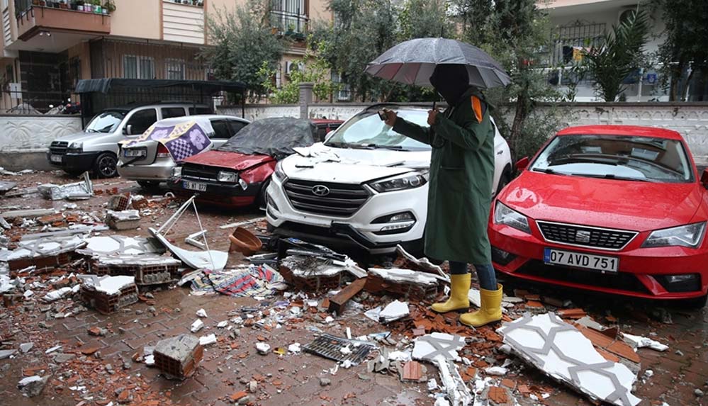 Kırmızı kodla uyarı yapılmıştı: Antalya'da kuvvetli rüzgar ve sağanak etkili oluyor