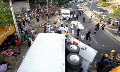 Meksika'da göçmenleri taşıyan kamyon devrildi: 54 kişi öldü