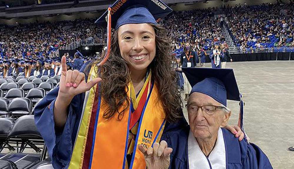 23 yaşındaki genç kadın, 88 yaşındaki dedesiyle birlikte mezun oldu