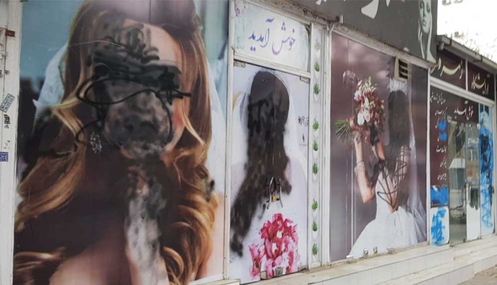 Taliban, başkent Kabil'de billboardlardaki fotoğrafları silmeye başladı