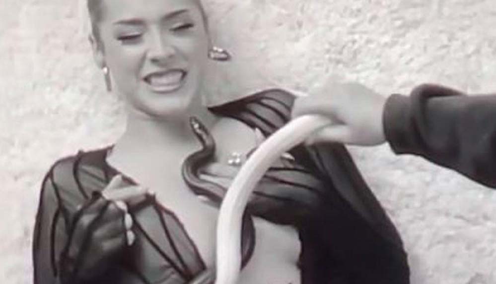 Ünlü şarkıcıyı klip çekiminde yılan soktu: O anları sosyal medyadan paylaştı