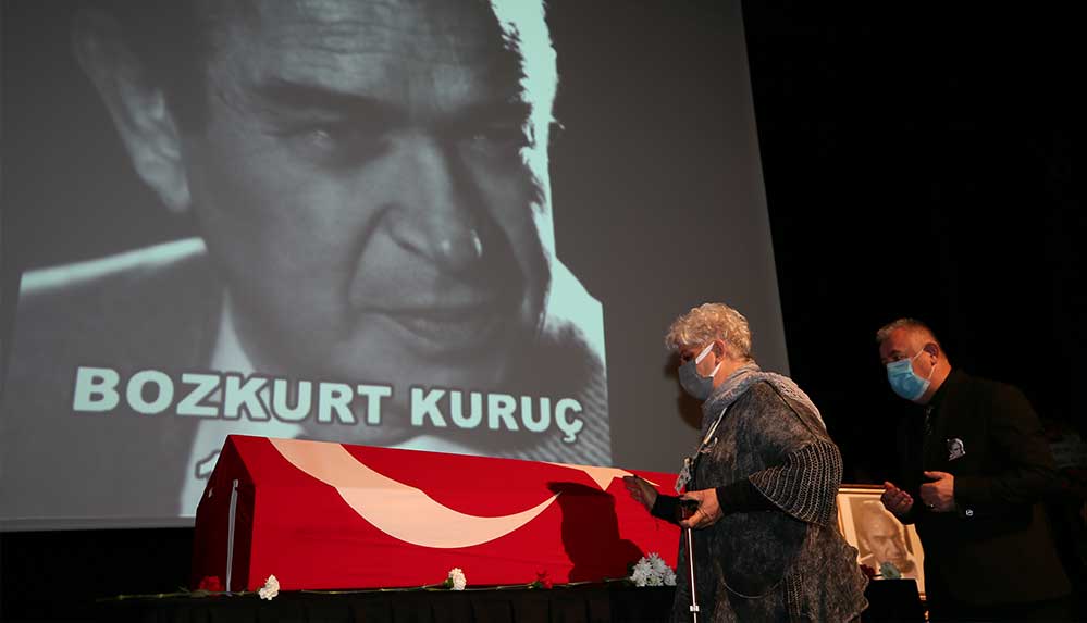 Duayen tiyatrocu Bozkurt Kuruç, son yolculuğuna uğurlandı