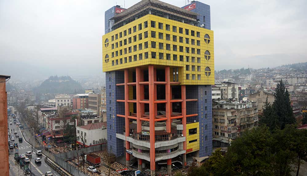 "Dünyanın en saçma binası"nın yıkımı 3 ay sürecek