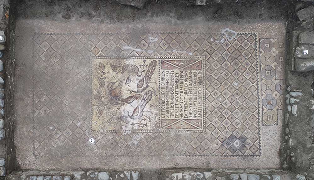Kilise kazısında azat edilen kölenin tanrıya teşekkür için yaptığı mozaik bulundu