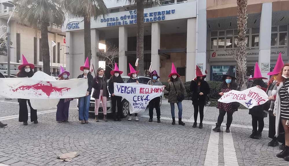 İzmir'de vergi dairesi önünde hijyenik ped eylemi