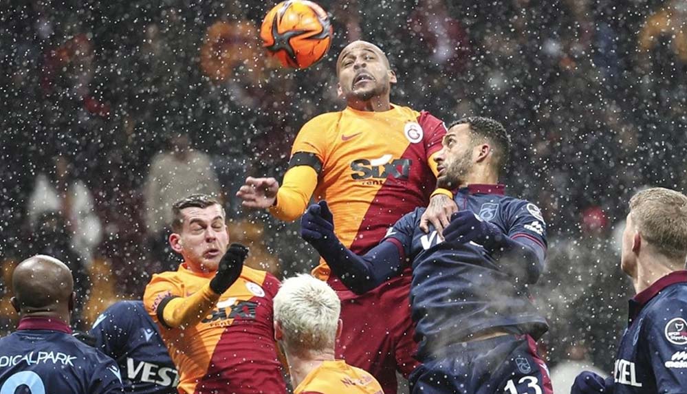 Lider Trabzonspor, Galatasaray karşısında ikinci yarıda bulduğu gollerle kazandı