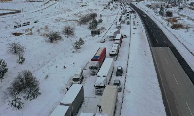 Kar yağışı nedeniyle 15 saat boyunca yolda kalan vatandaş: "Karayollarını arıyoruz, 'Allah yardımcınız olsun' diyorlar”