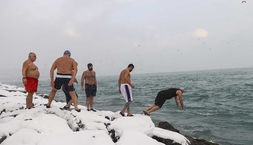 İstanbul'da buz gibi havada denizde yüzdüler