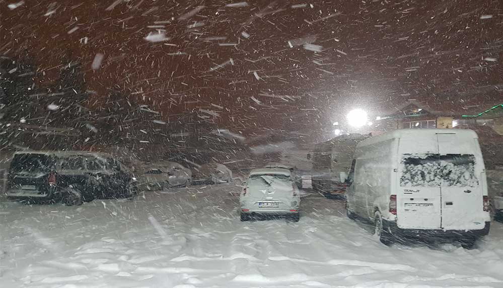 Yoğun kar yağışı nedeniyle kapanan Nurdağı yolunda binlerce insan kurtarılmayı bekliyor