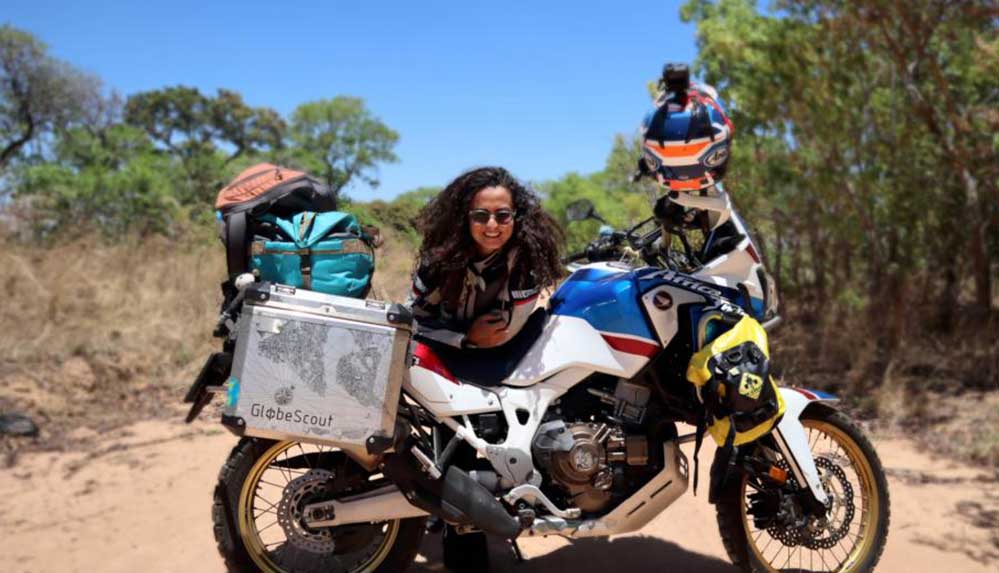 Türk kadın akademisyen ve gezgin Asil Özbay motosikletiyle tek başına Afrika'yı turluyor