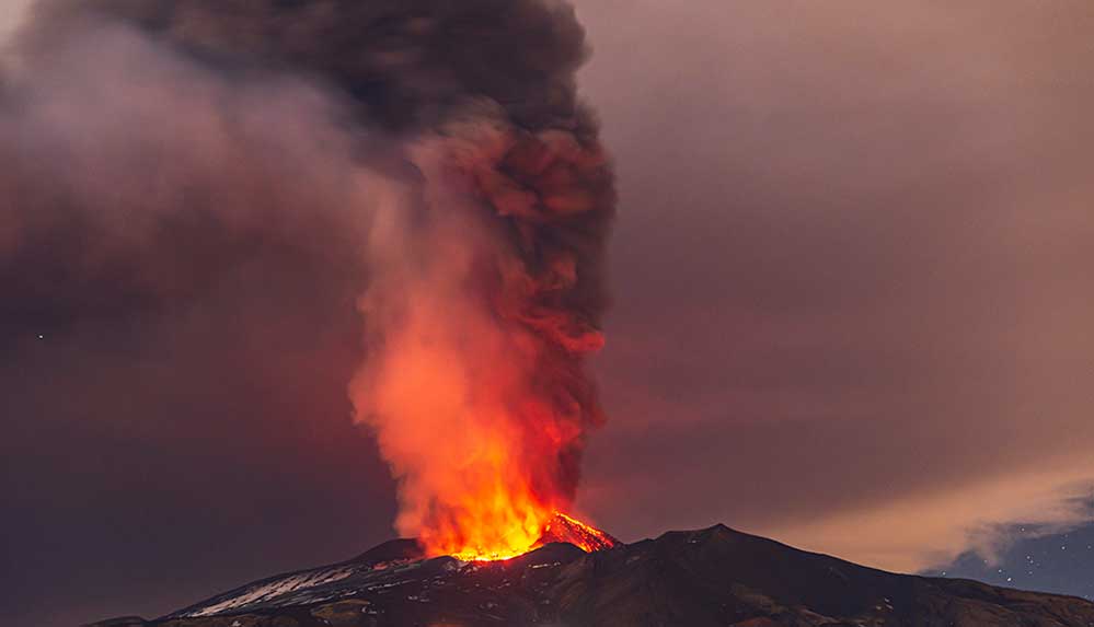 İtalya'da Etna Yanardağı bu yıl ilk kez lav püskürttü
