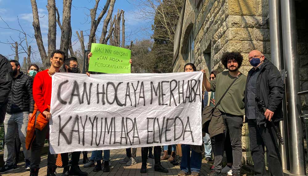 Mahkeme kararı ile Boğaziçi Üniversitesi'ne dönen Can Candan, davul ve zurnayla karşılandı