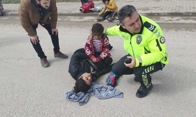 Bursa'da kazada yaralanan annesinin başından ayrılmayan çocuğu polis teselli etti
