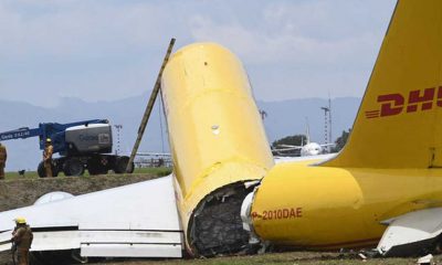 Kosta Rika'da acil iniş yapan uçak ikiye ayrıldı