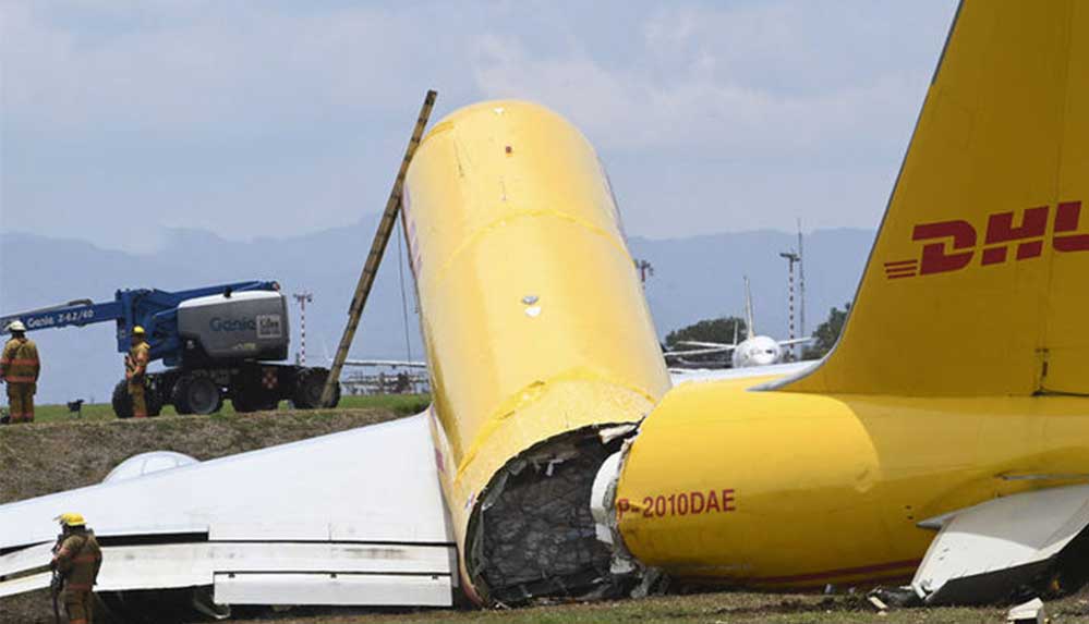 Kosta Rika'da acil iniş yapan uçak ikiye ayrıldı
