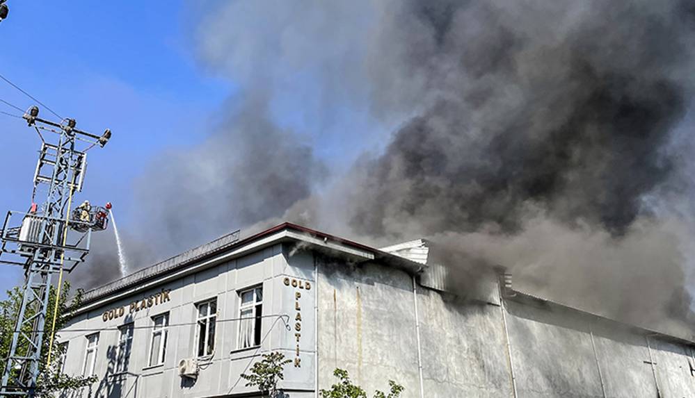 Arnavutköy'de 2 plastik fabrikasında yangın devam ediyor