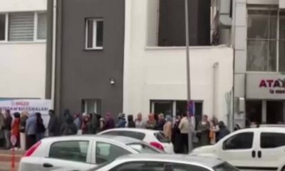 İş arayan vatandaşlar İŞKUR'un önünde yağmura aldırış etmeden bekledi