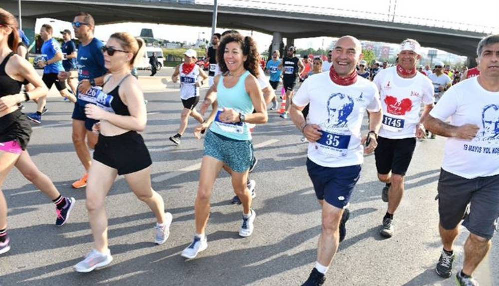 İzmir'de 19 Mayıs Atatürk'ü Anma, Gençlik ve Spor Bayramı etkinlikleri kapsamında koşu düzenleniyor